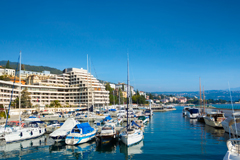 Die Balkone der modern ausgestatteten Zimmer und Appartements bieten einen herrlichen Blick auf die Bucht und die Marina.